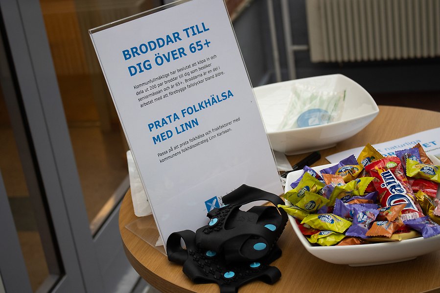 Ett bord med broddar och en godisskål.
