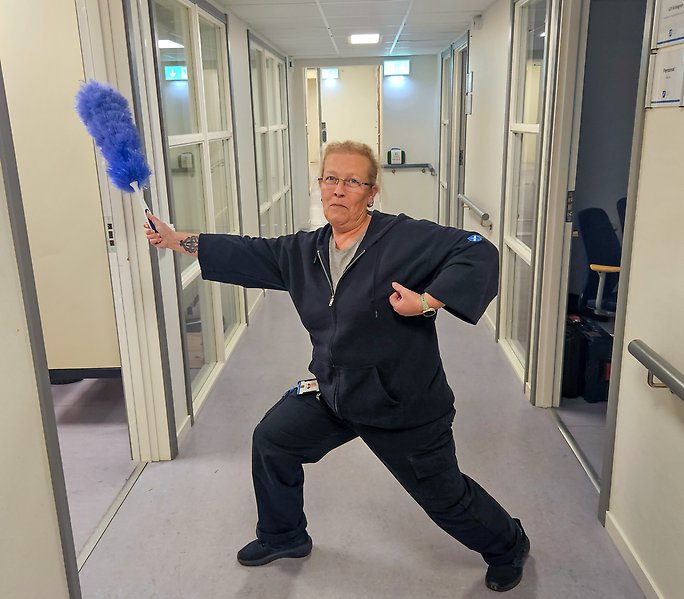 Person med städutrustning
