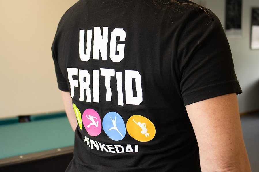 Bild för dekoration, person i svart t-shirt med Ung Fritid logotyp.