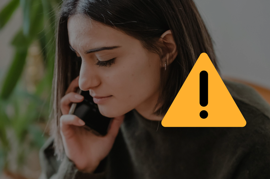 Ung kvinna pratar i telefon. Varningstriangel för dekoration.