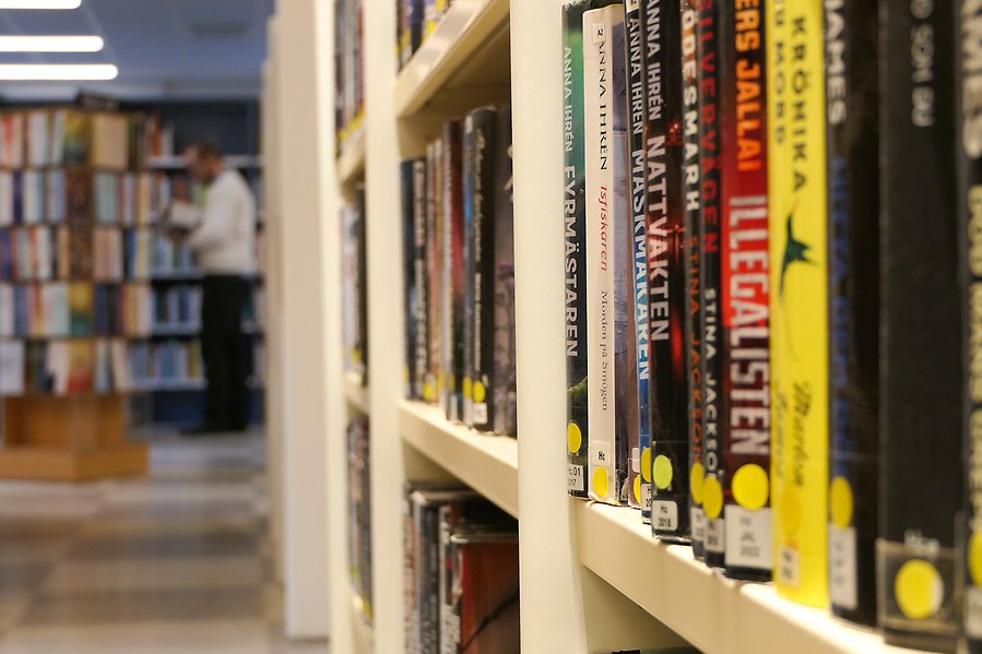 Böcker på rad i bibliotek