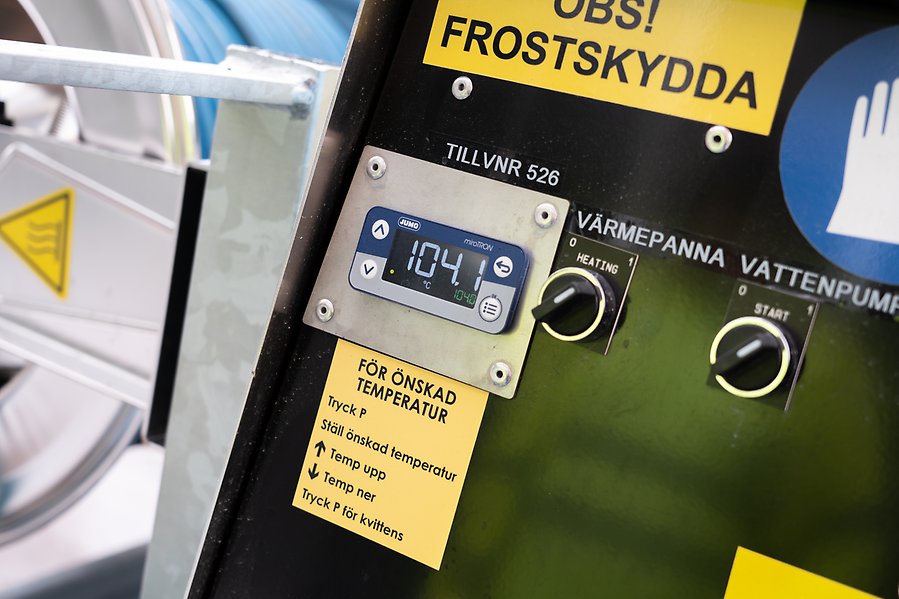 En mätare som visar 104 grader celsius.