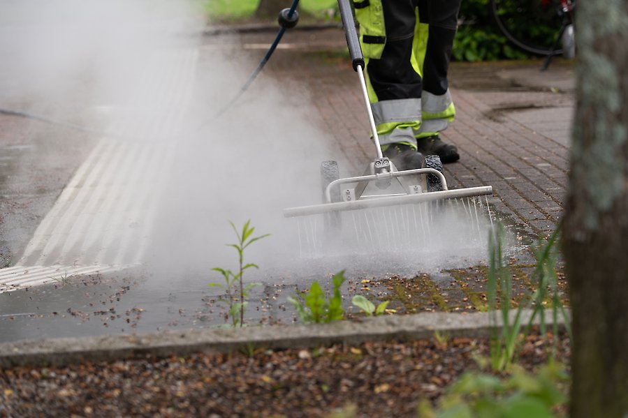 Het vattenånga sprutas ut från ett munstycke