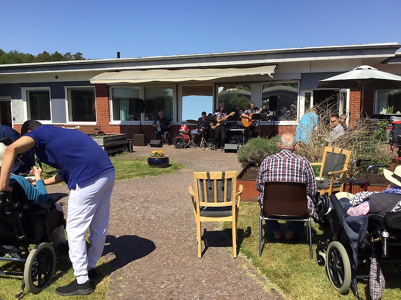 Boende och anhöriga har trädgårdsfest på Allégården