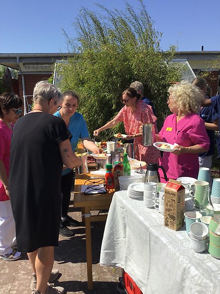 Boende och anhöriga har trädgårdsfest på Allégården