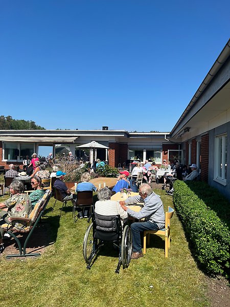 Boende och anhöriga har trädgårdsfest på Allégården