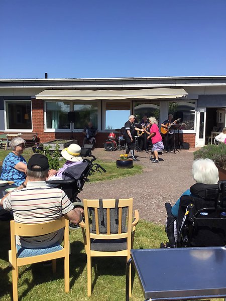 Boende och anhöriga har trädgårdsfest på Allégården