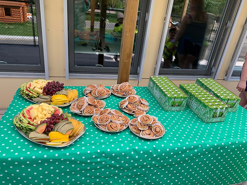 Ett bord med frukt, bullar och festis