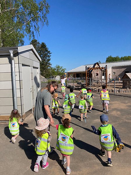 Barn som springer Bamseloppet