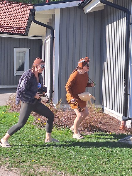 Förskolepersonal utklädda till Mamma Mu och Kråkan.
