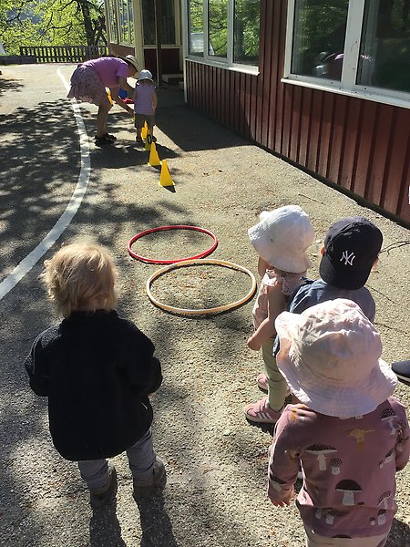 Barn som springer en hinderbana