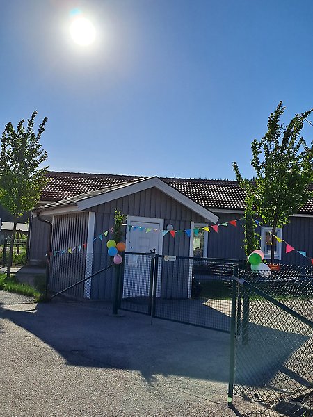 Balonger och skyltar på en förskola