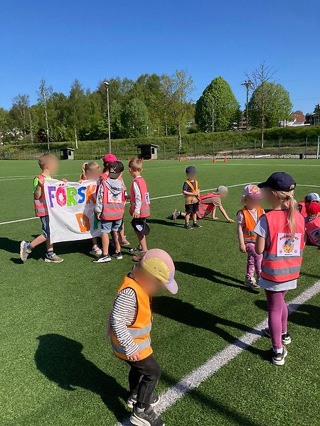 Barn på en fotbollsplan