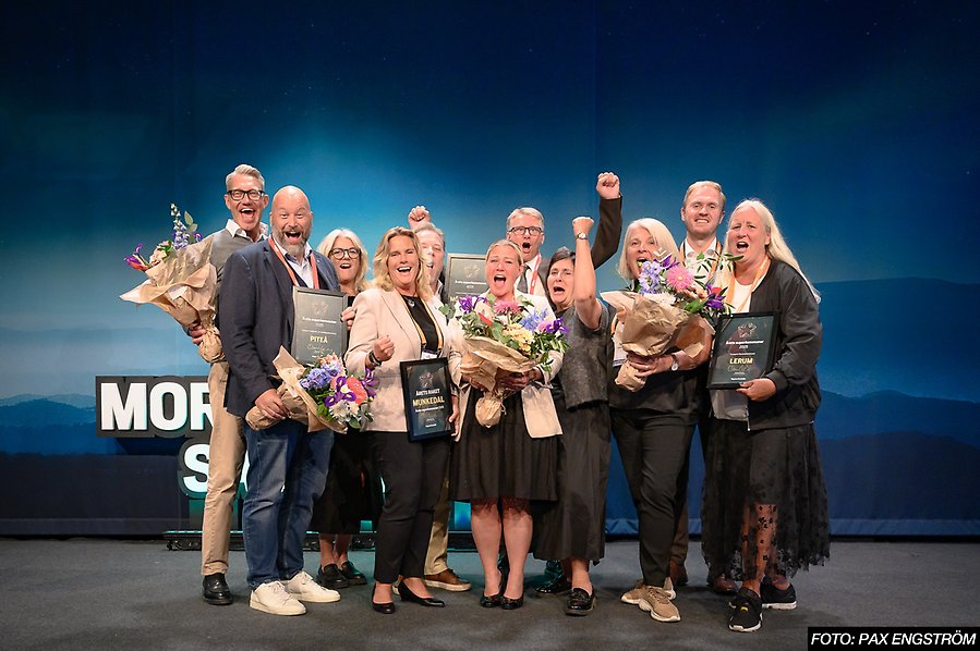 Pristagare med blommor och diplom