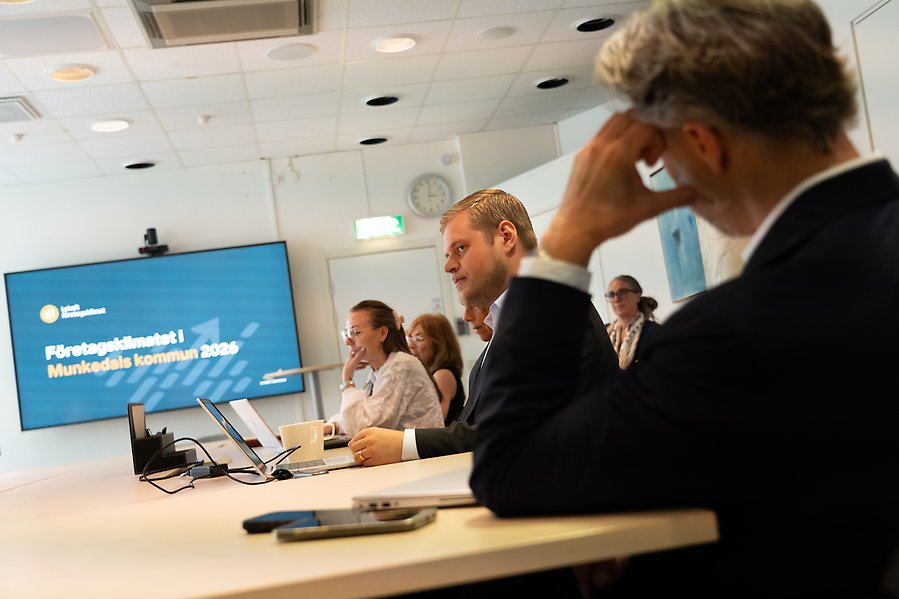 Flera personer som sitter vid ett konferensbord.