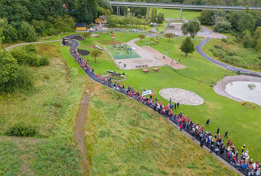 Flygbild över Örekilsparken. På marken ser man många löpare på rad.
