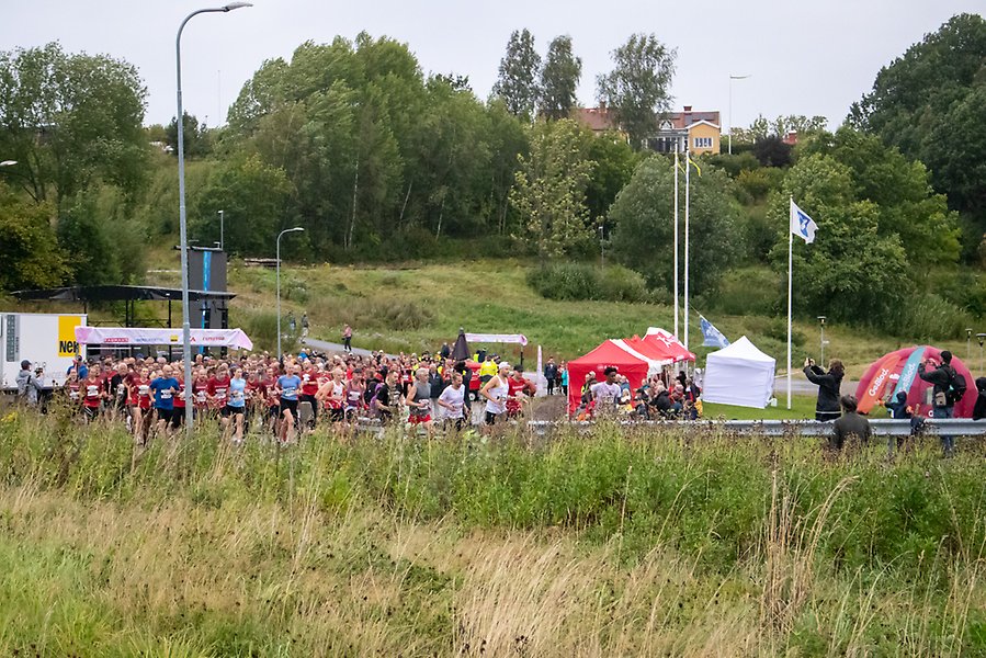 Startområdet i Örekilsparken. Löpare och tält i bakgrunden.