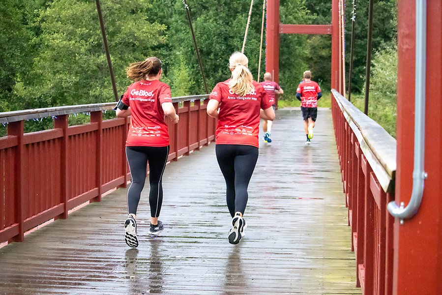 Löpare som springer över bron i Örekilsparken.