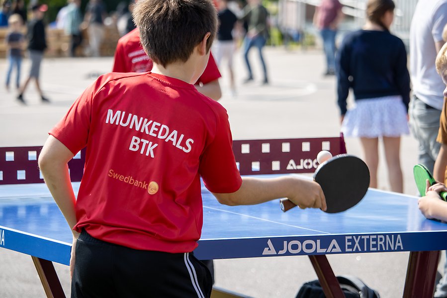 Ung person som spelar pingis