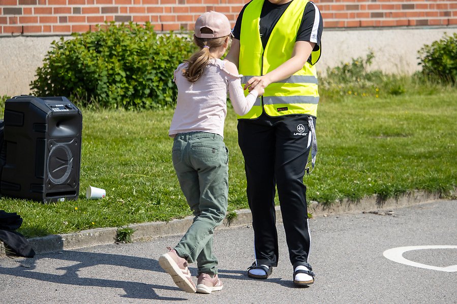 Ung person dansar bugg med en instruktör