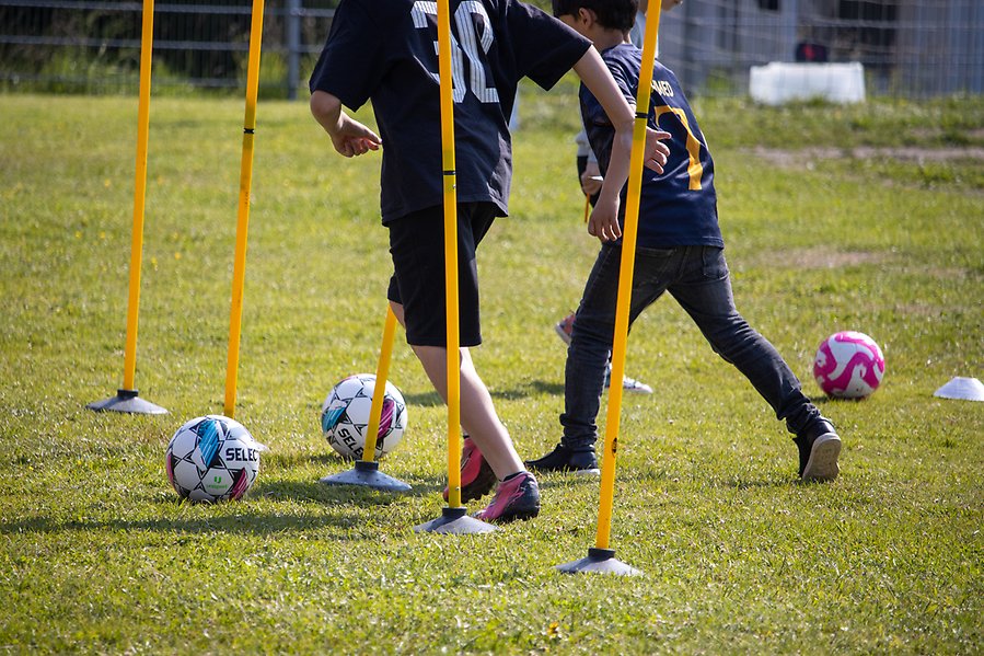 Närbild på fotbollsspelande elever