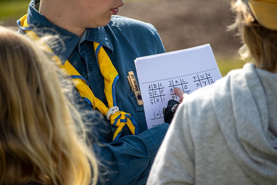 Närbild på scoutaktivitet