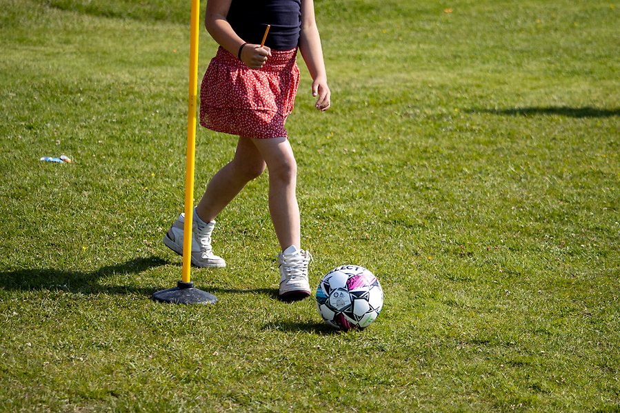 Närbild på fotbollsspelande