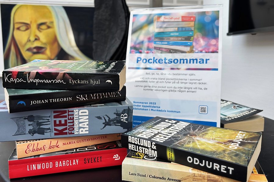 Ett bord med pocketböcker för utlåning.