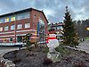Juldekorationer i en rabatt. I bakgrunden en julgran och kommunhuset i Munkedal.