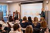 Två personer föreläser för en klass