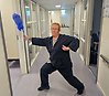 Person med städutrustning