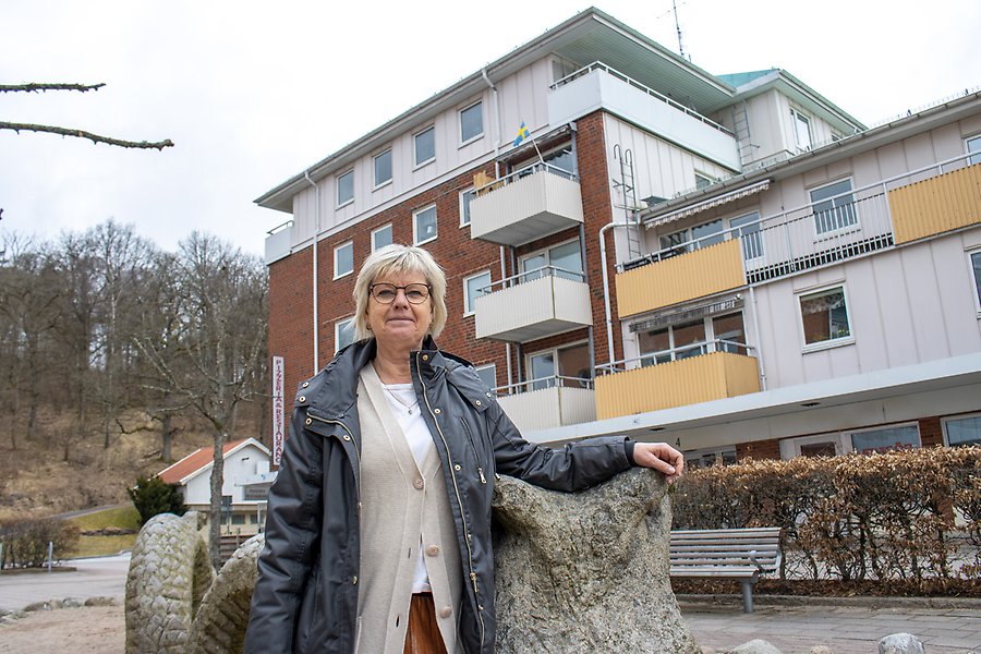 Person stående på torg med byggnad i bakgrunden