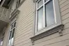 Foto på en träfasad på ett hus i äldre stil.