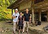 Möten i Vietnam, bild på fotografen Lasse Edwartz och författaren Ulf Johansson samt en kvinna boende i Vietnam.