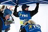 Medlemmar ur Frivilliga resursgruppen sätter upp ett tält. På sig har de västar med texten FRG på ryggen.