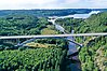 Motovägsbro över en älv och fjord