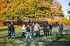 En grupp människor på vandring i ett samhälle