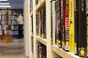 Böcker på rad i bibliotek