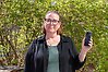 Person som håller upp en mobiltelefon