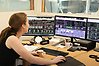Processoperatör arbetar vid skrivbord med flera skärmar.