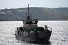 En militärbåt som åker i vattnet