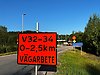 Vägskylt med texten v32-34, 0-2,5km, Vägarbete