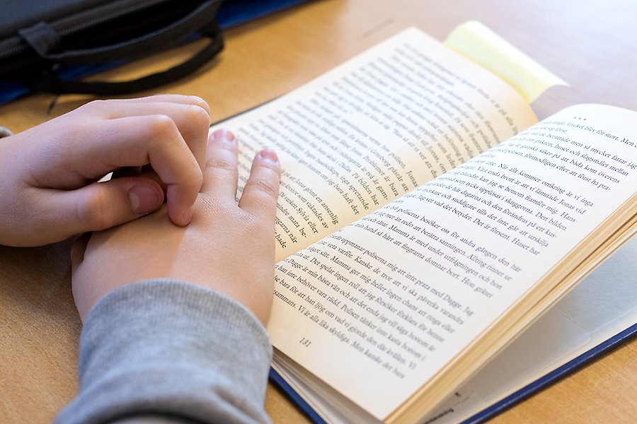 Elev som läser bok