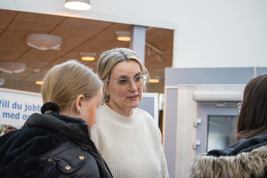 Person som pratar med två personer