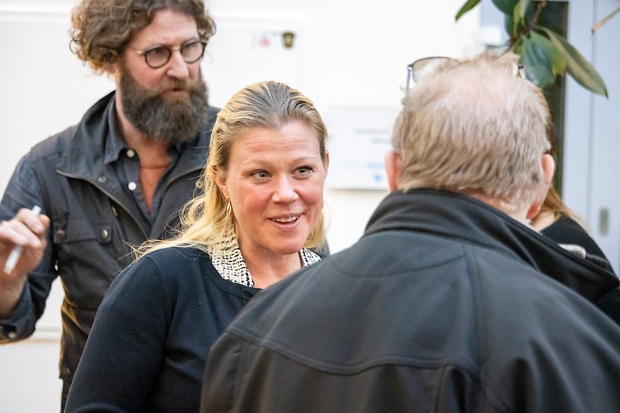 Person som pratar med annan person