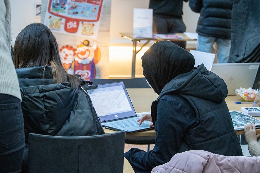 Två personer vid datorer