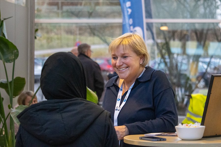 Person som pratar med annan person