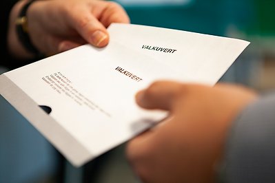 Valkuvert som lämnas över