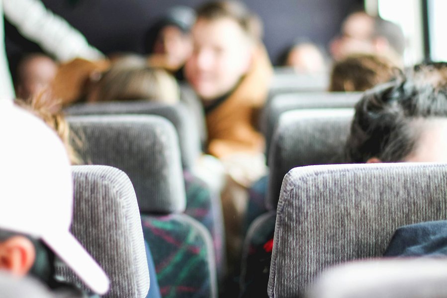 personer som sitter på en buss